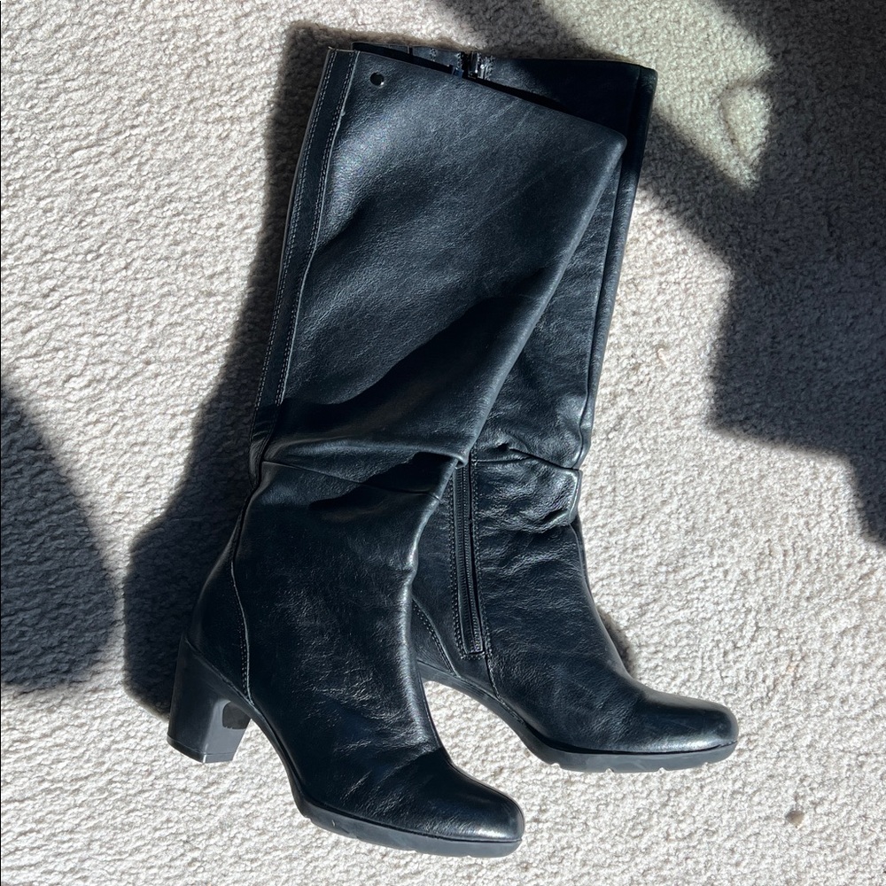 Y2k Clarks Leather Boots 6.5 (runs a tiny bit narrow)